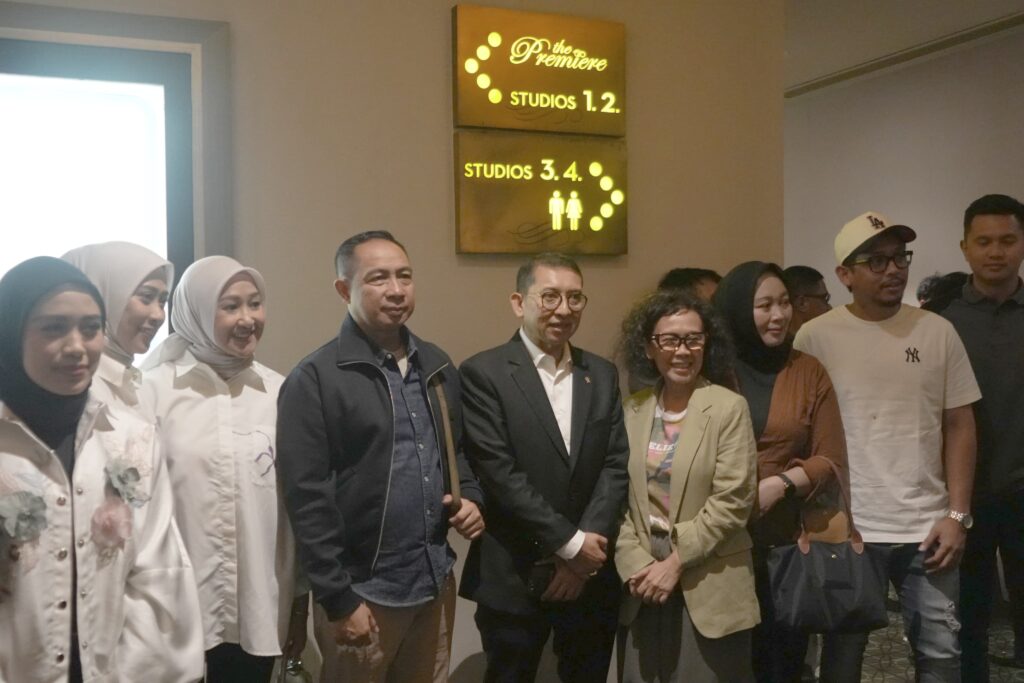 Menteri Kebudayaan (Menbud) RI, Fadli Zon, dan Panglima Tentara Nasional Indonesia, Jenderal Agus Subiyanto hadir pada penayangan khusus (special screening) film Believe di XXI Theater, Plaza Indonesia, Jakarta, Senin (7/7/2025). (Foto: Humas Kementerian Kebudayaan)