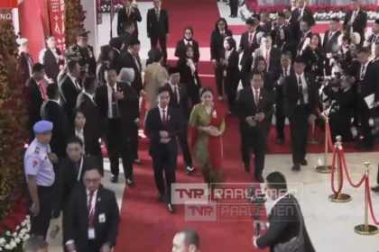 Wakil Presiden Gibran Rakabuming Raka bersama Ketua DPR RI Puan Maharani di kompleks parlemen, Jakarta, Jumat (15/8/2025). (ANTARA/HO-TVR Parlemen)